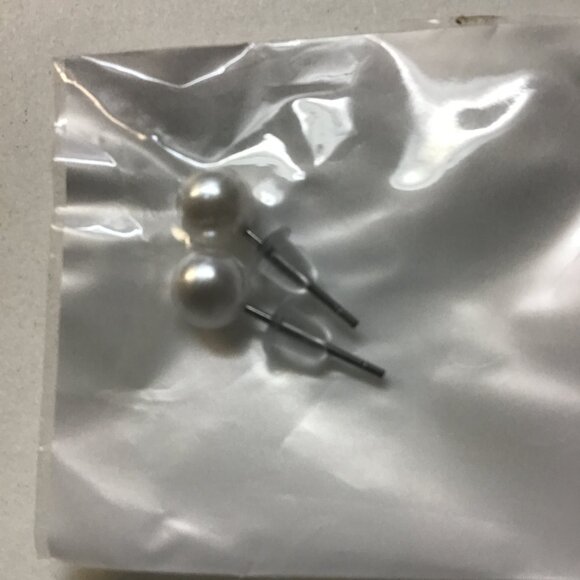 Pearl New Studs - Picture 1 of 2